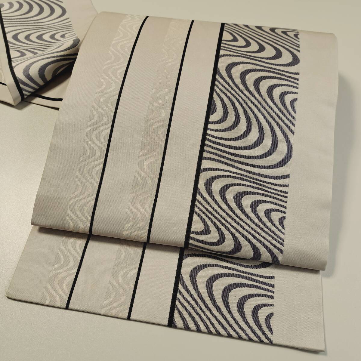 即決■着物の越田■幅30.5 長さ365.5 正絹 名古屋帯 名古屋仕立て 縞 グレー系 流水文 C◇も06J08拍卖