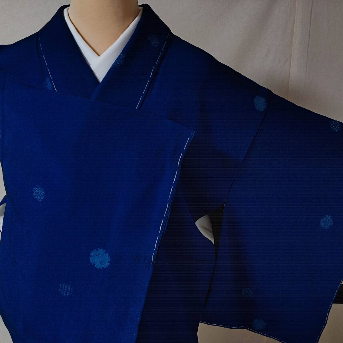 即決■着物の越田■裄63.5身丈155.5 正絹 小紋 袷 地紋 雪輪 青系 飛び柄小紋 上品 しつけ糸付き 落款有り 美品■も06E03拍卖