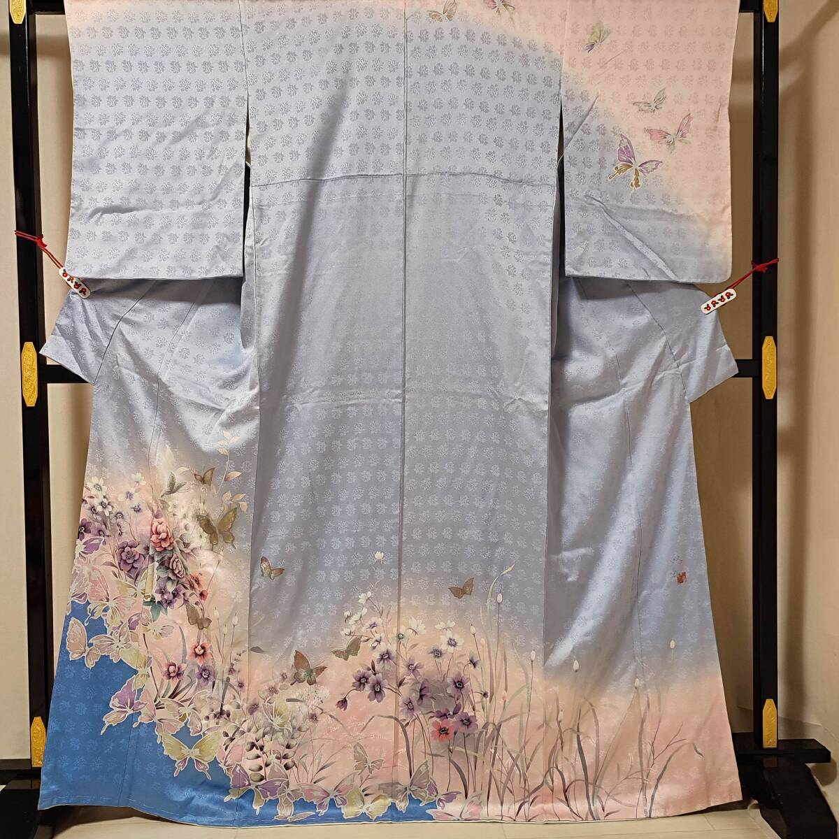 即決■着物の越田■裄66.5身丈168 正絹 訪問着 袷 落款有り 鬼彩 地紋 作家物 しつけ有 蝶 花 淡い水色 ピンク やさしい色合い H◇も06E05拍卖