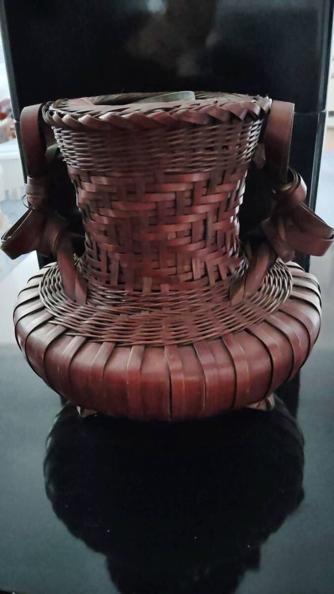 時代 竹工芸/竹細工 耳付 三足 竹籠/花籠 持ち手結び 花器 木工芸/工芸品/直径 28.5cm 高さ 25.5cm 口径直径 9.05cm拍卖