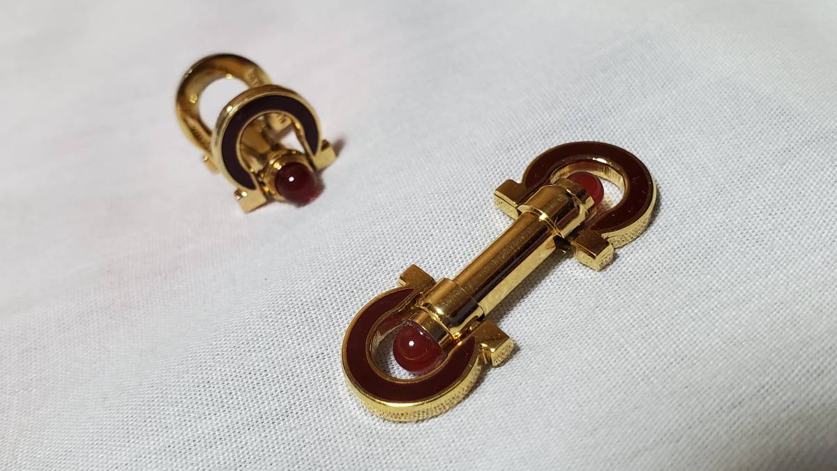 正規美 レア! Salvatore Ferragamo フェラガモ ガンチーニロゴ ロングシェイプカフス 金×赤 カボションカフリンクス コンポジットボタン拍卖