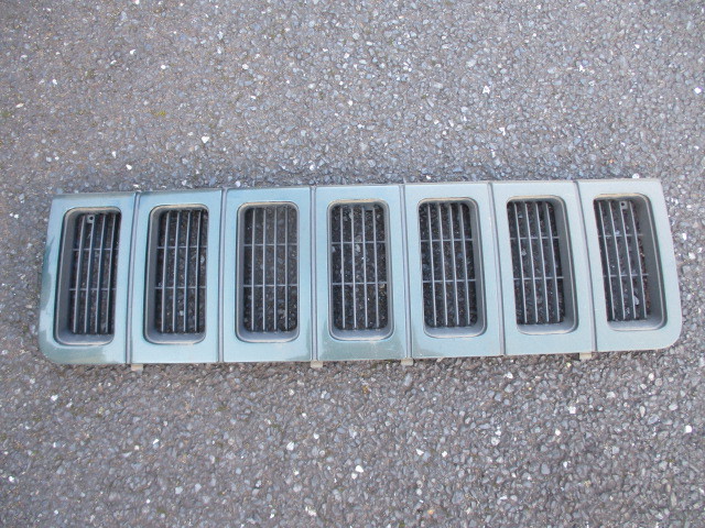 ■クライスラー ジープグランドチェロキー フロントグリル 中古 緑 55055059 ZG 部品取あり ボンネットグリル ラジエターグリル■拍卖