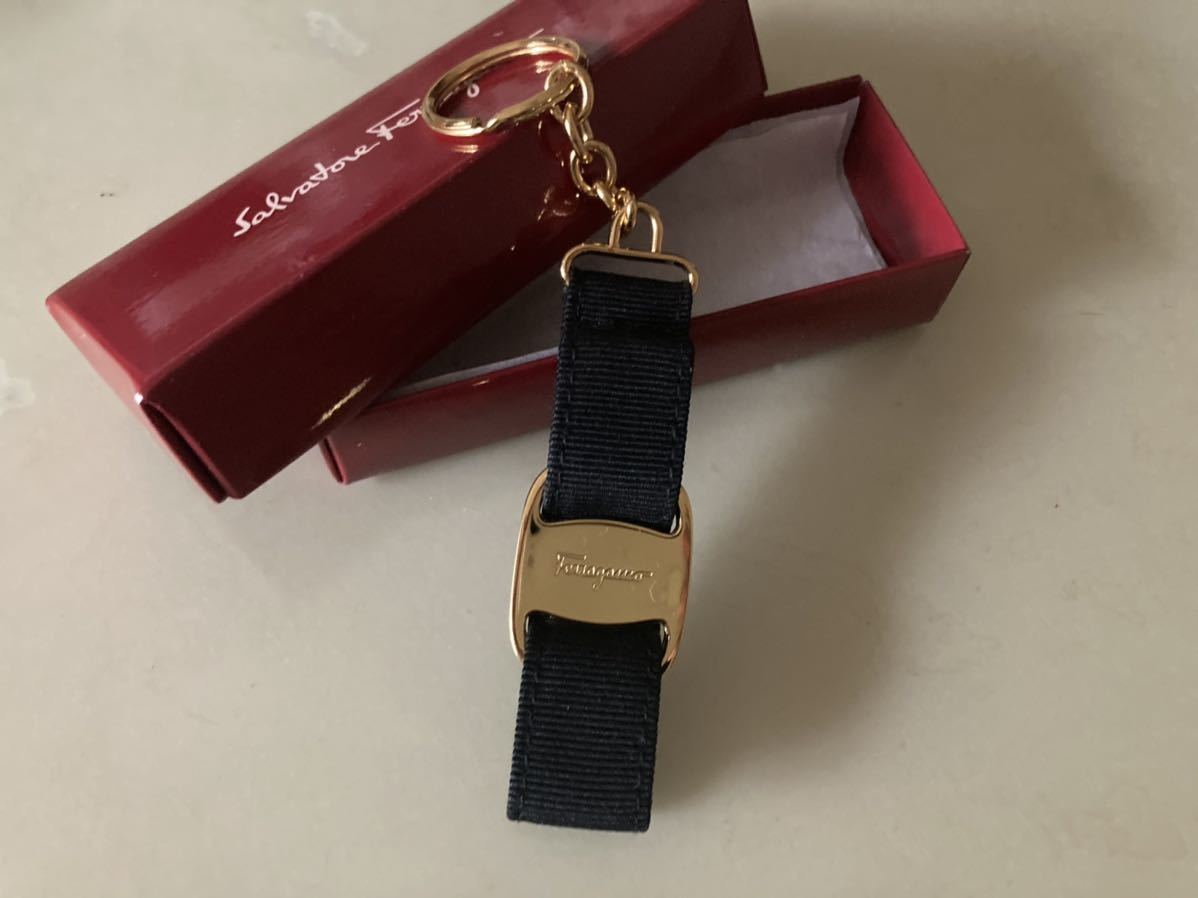 フェラガモ キーホルダー リボン ゴールド ブラック エレガント拍卖