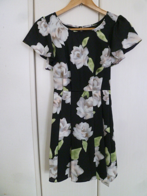 【新品】INGNI/イング○黒大花柄フリル袖フレアーワンピースM/ブラック半袖膝丈○OP1120拍卖