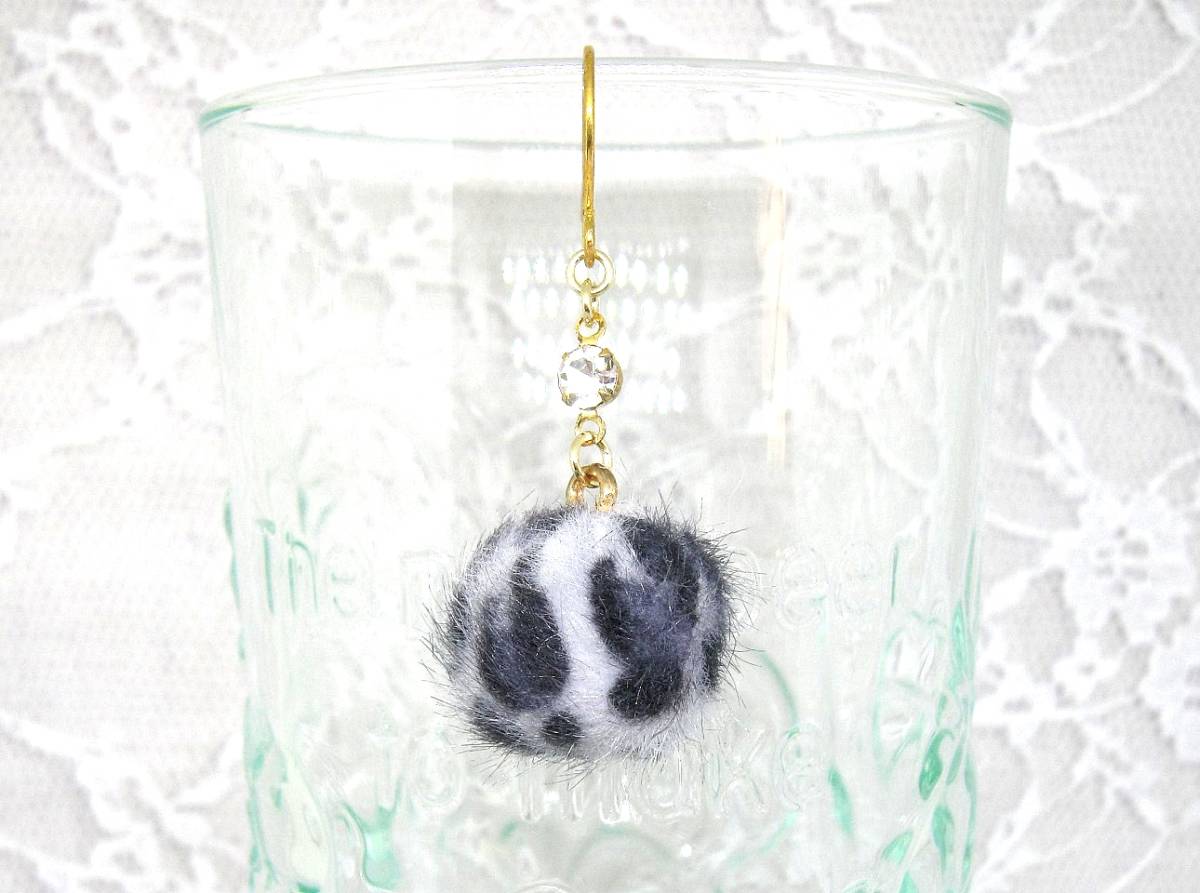★シングル レオパード フェイクファーのピアス イヤリング 片方 グレー ふわふわ ビジュー キラキラ拍卖