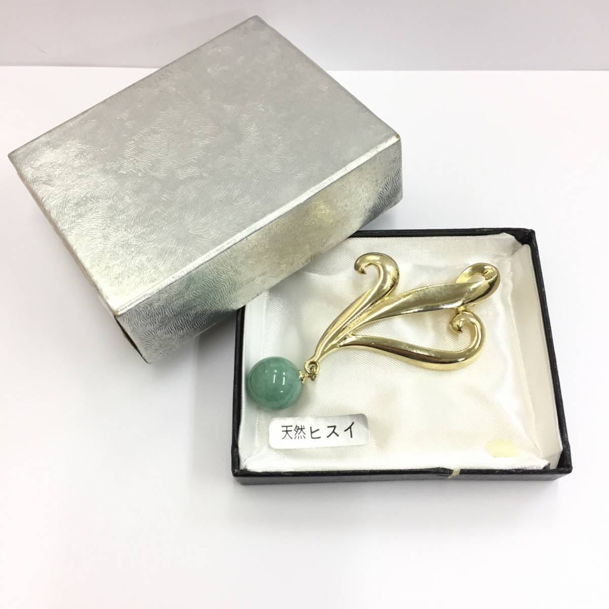 ブローチ 天然ヒスイ 金色×緑色 上品な色合い エレガント 高級感 レディース 女性 アクセサリー拍卖