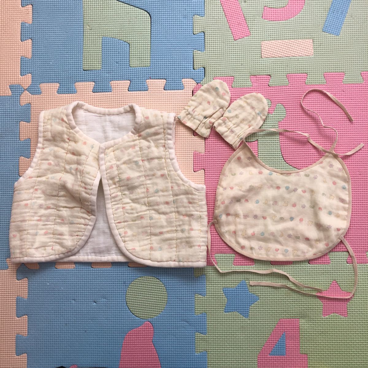 【美品即決】ハンドメイド 赤ちゃん用小物(ベスト・スタイ・手袋)3点セット チョッキ 羽織もの よだれかけ 新生児拍卖