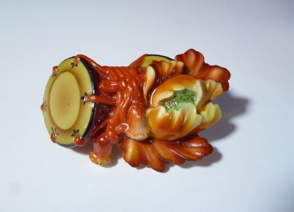 Ж 陶製 小鼓に花 帯留め 在銘 Ж 太鼓拍卖