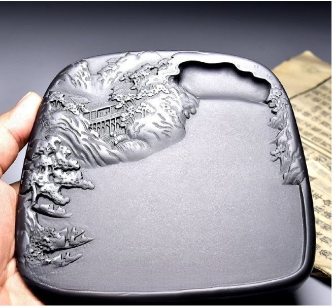 特売!佳品 無形文化遺産 歙硯 原石 《漁と歌の夜硯》(長さ14.0*幅13.0*高さ2.3cm)純手作り雕刻 天然 原石 佳品 收藏 書道 老坑 硯拍卖