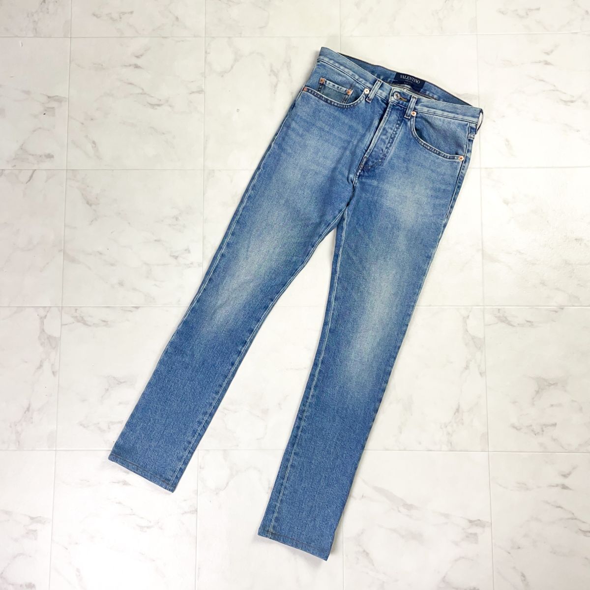 美品 VALENTINO ヴァレンティノ Slim Fit Rockstud Jean スリムフィットロックスタッズジーンズ デニムパンツ インディゴ サイズ28*LD88拍卖