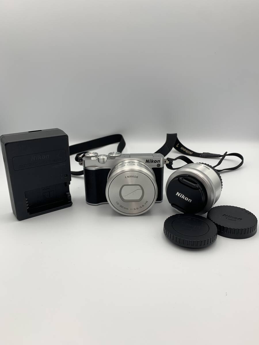 Nikon ニコン 1 J5 ミラーレス一眼 ダブルレンズキット シルバー カメラ ★1円スタート★1スタ 10131208 043拍卖