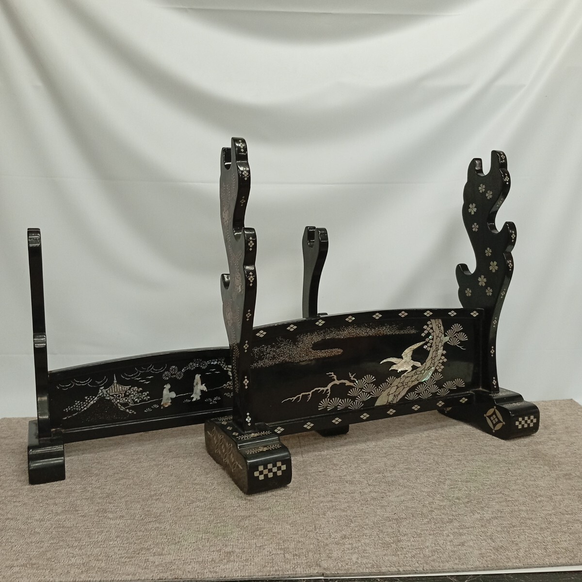 usB-913 刀掛け 螺鈿細工 螺鈿 3本掛 2本掛 木製 武具 刀台 現状品拍卖