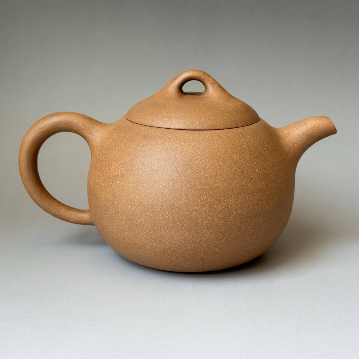 古陶芸 紫砂壷 清時代 【何心舟】 製 「匏瓜壷」 段泥 煎茶 急須 茶道具 唐物 時代物 茶器 容量500cc LT-251220拍卖