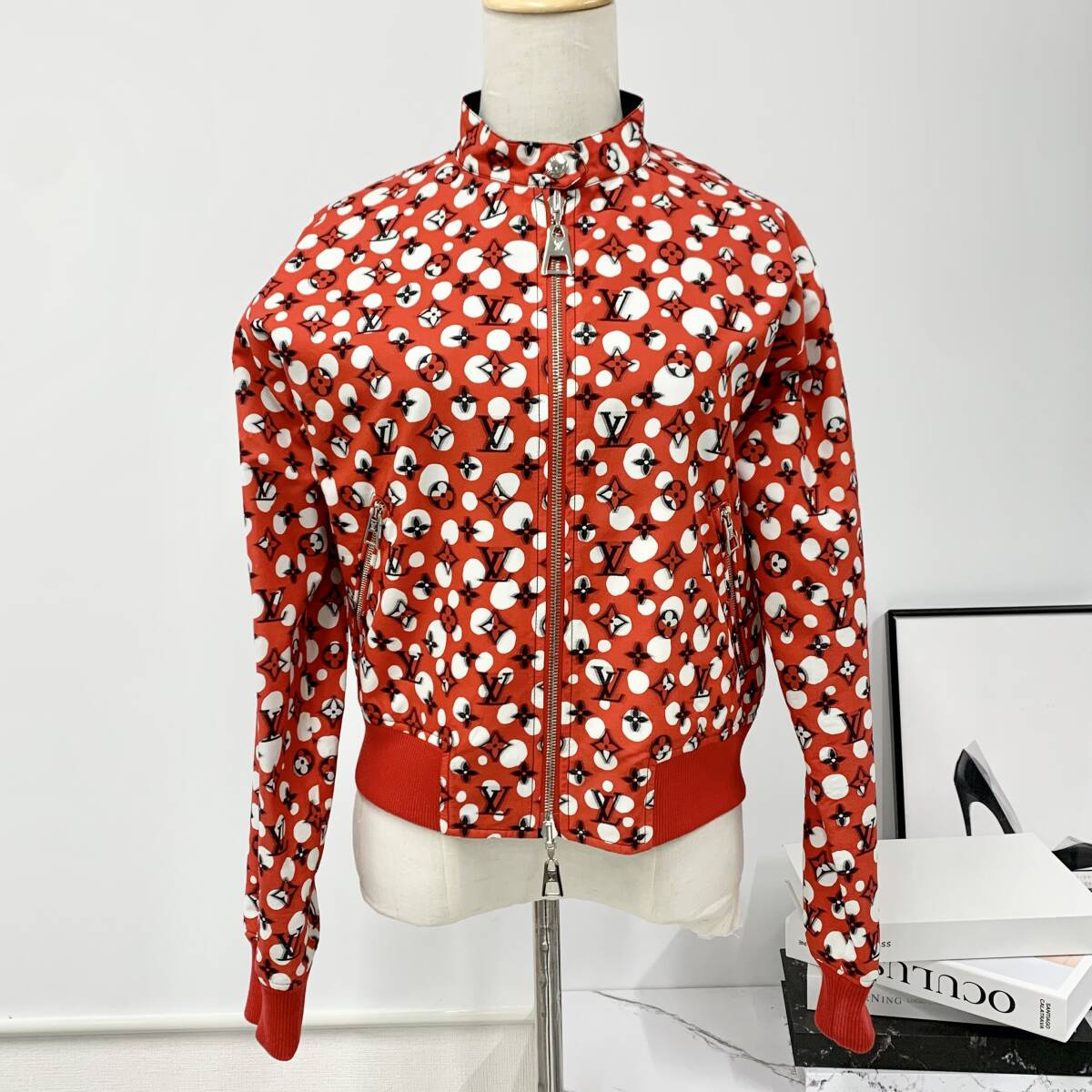 M12848 ヴィトン 草間彌生 23SS モノグラム ドット リバーシブル コットン ジャケット レッド ブラック拍卖