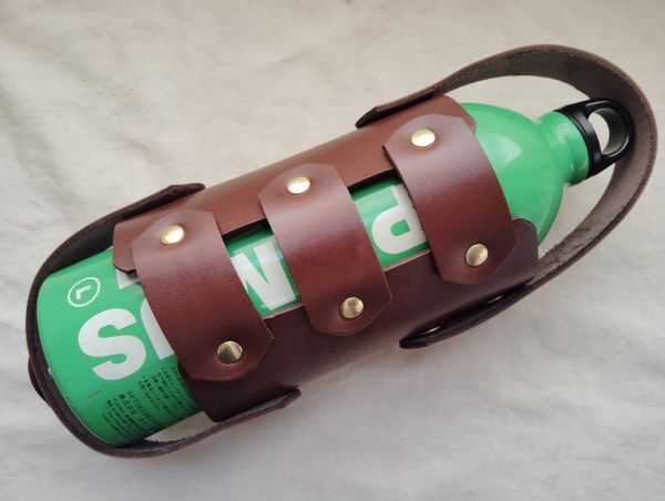 2.7mm厚姫路産ブラウンヌメ革ユニバーサル1.0L用ガソリン携行缶ホルダーG(訳あり)拍卖