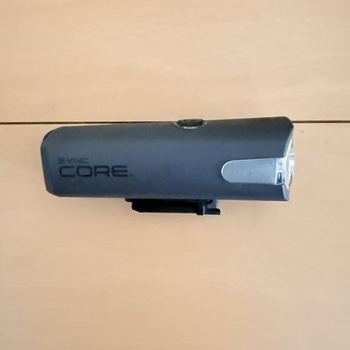 100円スタート キャットアイ CATEYE フロントライト SYNC CORE HL-NW100 本体のみ拍卖