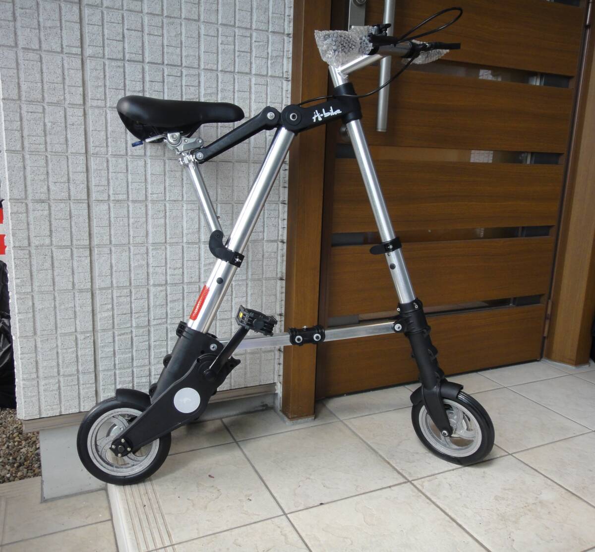 A型バイク 折り畳み自転車 軽量 コンパクト 8インチ ノーパンクタイヤ 保管品 美品拍卖
