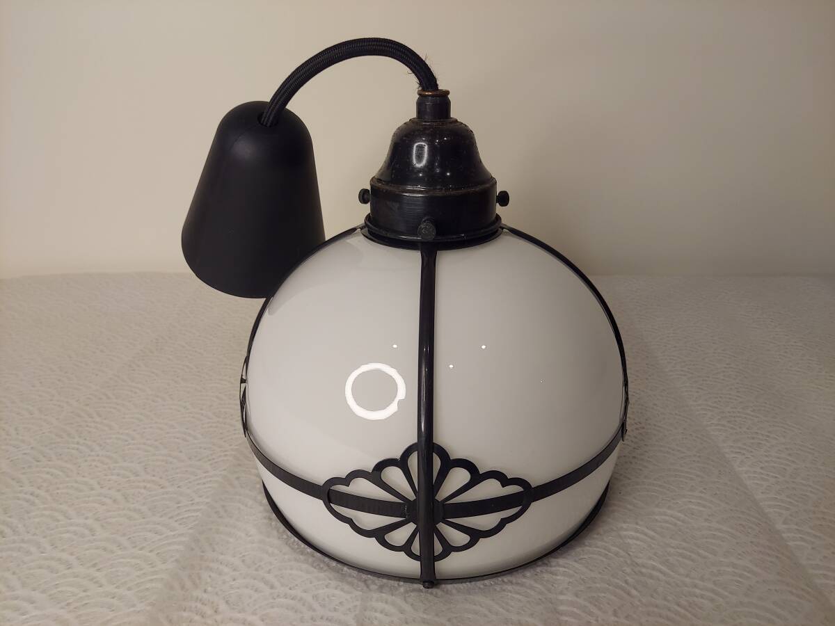K05-1201 復刻 大正ロマン 電気笠 ランプシェード 乳白ガラス 菱形麻花紋銅製モール 電気コード付属 点灯・動作品 美品 拍卖