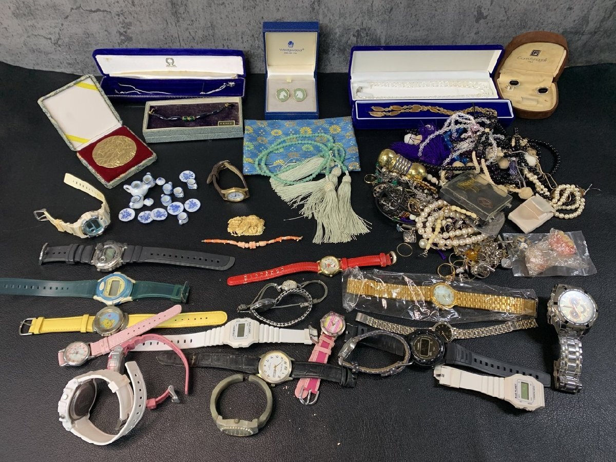【WS-2006】1円 イミテーションアクセサリー 腕時計 珊瑚 帯留め など 色々 まとめ 約2.2kg 現状販売品 ジャンク品【千円市場】拍卖