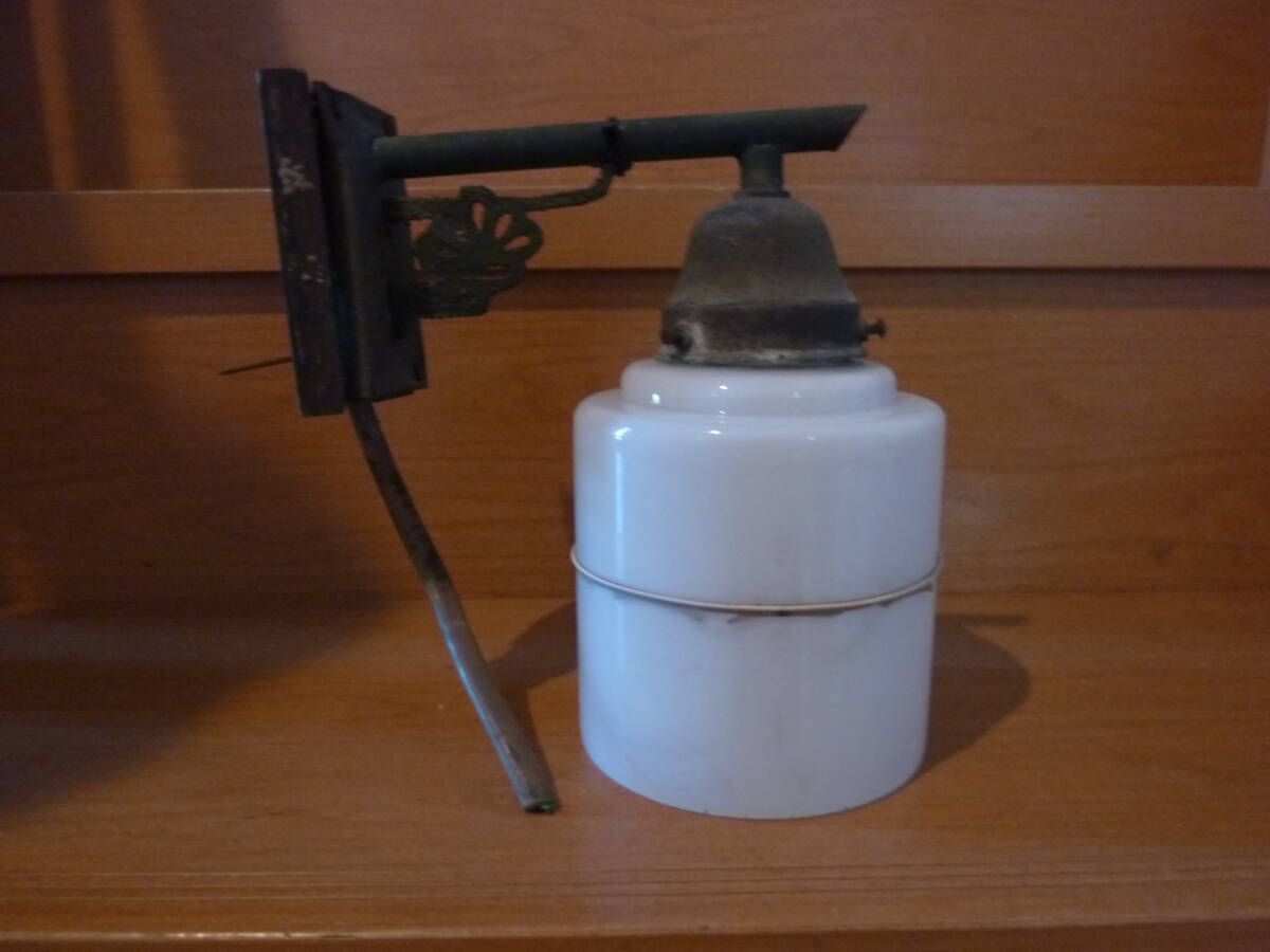 アンティーク・レトロ ブラケット付き乳白色ガラス電傘 玄関灯 門灯 鉄物 サビ物 拍卖