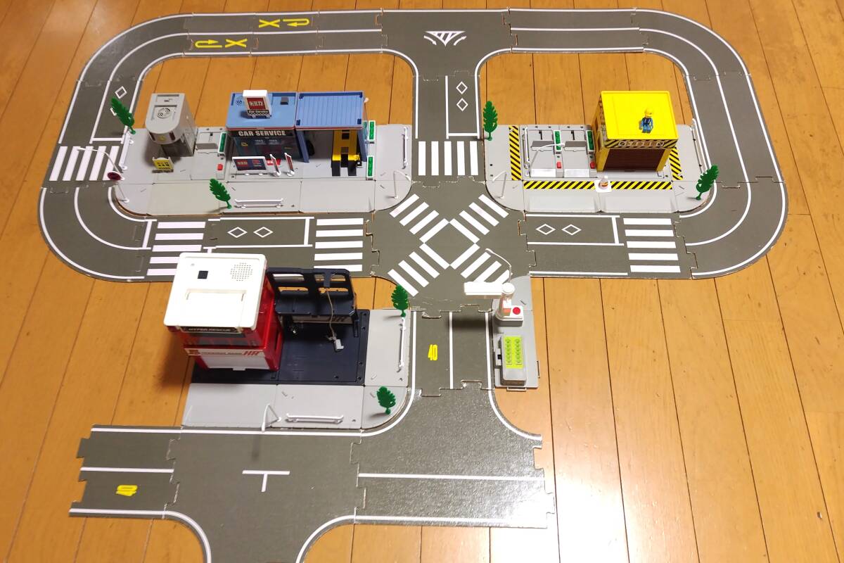 ☆トミカタウン つながる道路+トミカタウン トミカカーサービス、ハイパーレスキュー、トミカ建設、交番、信号機!☆ 中古品拍卖