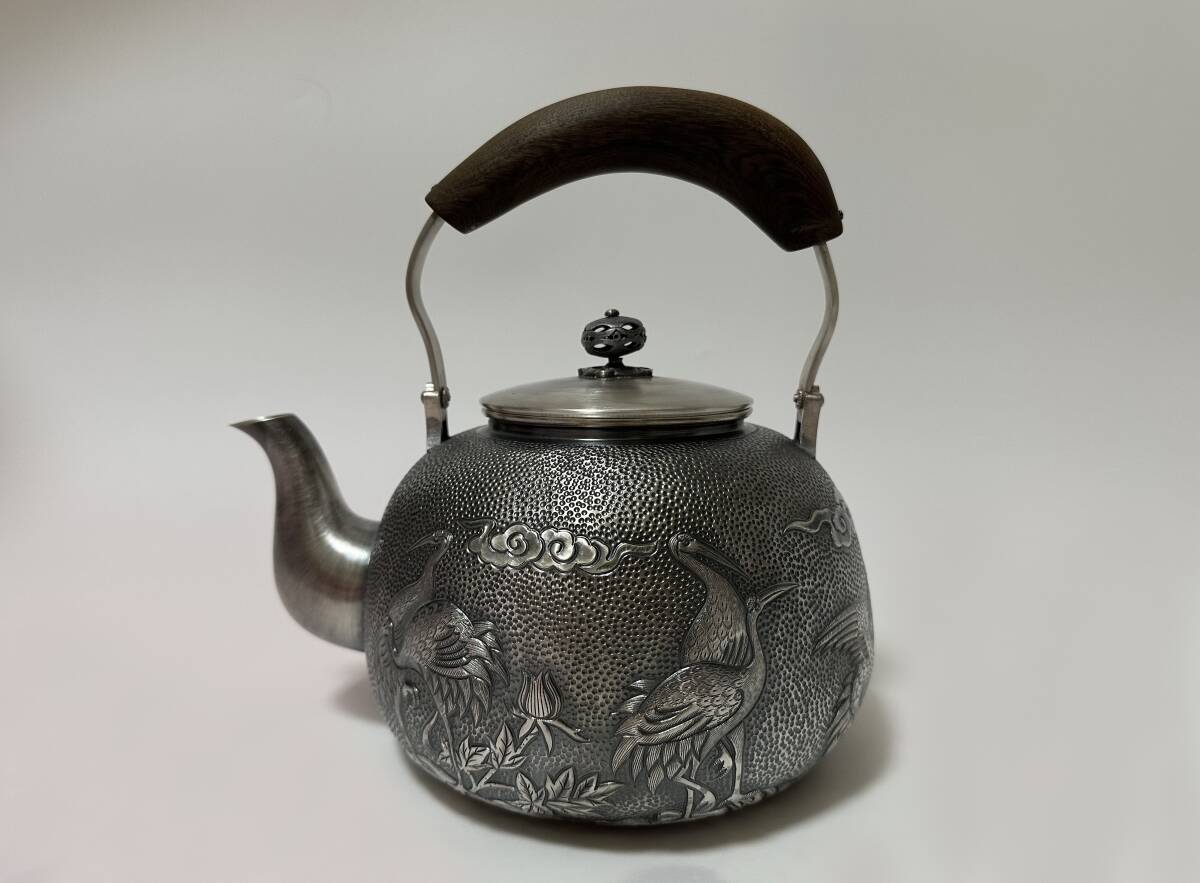 時代 純銀製 中川浄益造 槌目地 雲鶴浮彫文 湯沸 工芸品 古美術品 銀瓶 煎茶道具 重さ1520G 容量2500ml拍卖