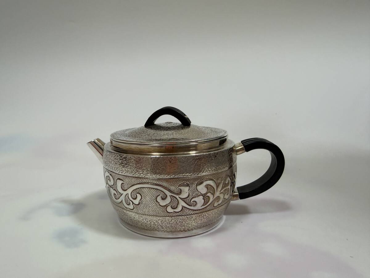 時代 純銀製 蔵六居造 唐草文様 急須 工芸品 古美術品 銀瓶 煎茶道具拍卖