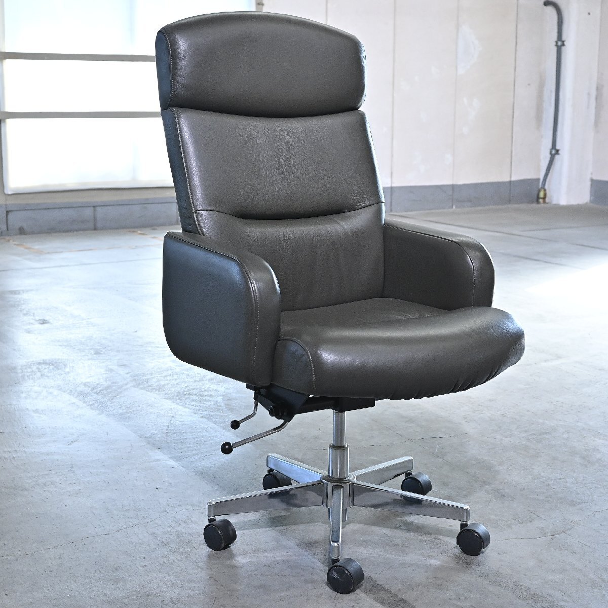 カリモク デスクチェア 本革 昇降 キャスター オフィス 書斎 社長 ワーキング 在宅ワーク 1人掛け 事務所 肘掛け ヘッドレスト karimoku拍卖