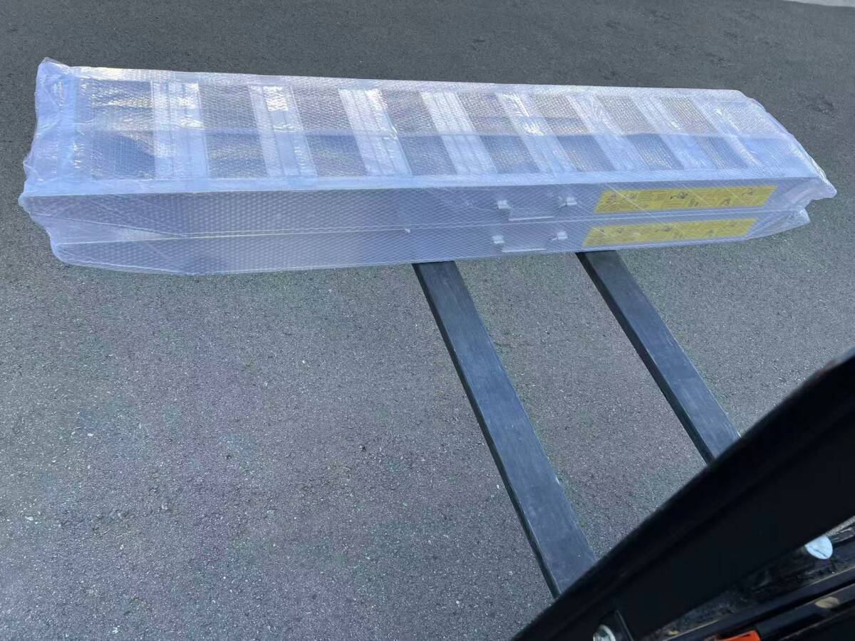 取っ手付 ベロ込み全長2mアルミブリッジ 重機対応 2トン(2本) キャタピラ/ アルミラダー ショベル ミニユンボ ゴムクローラーフォーク拍卖