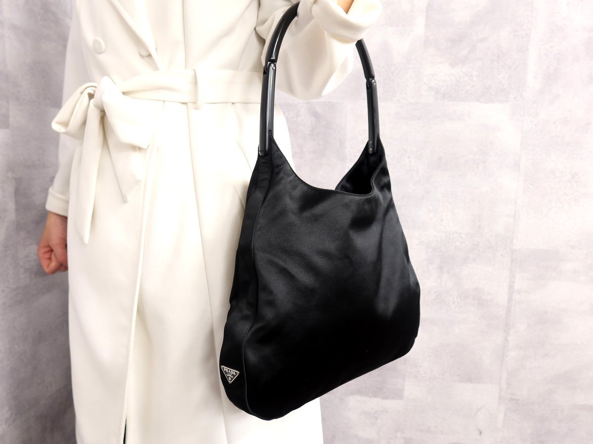 ●超美品●PRADA プラダ●三角ロゴプレート●プラスチックハンドル●サテン●ショルダー バッグ●黒●シルバー金具●イタリア製●Js63146拍卖