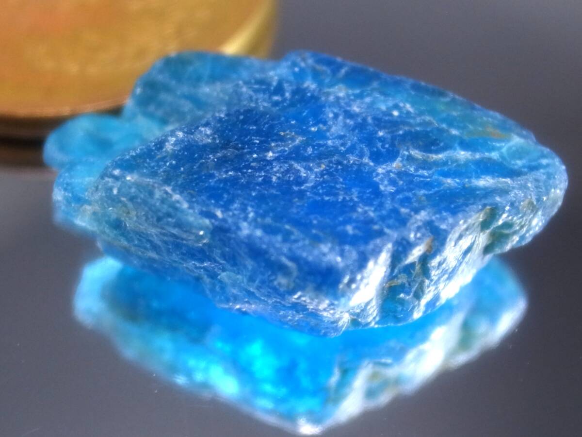 12.75ct 新品・大粒で上品質・天然ネオンブルーアパタイト原石 ブラジル産拍卖