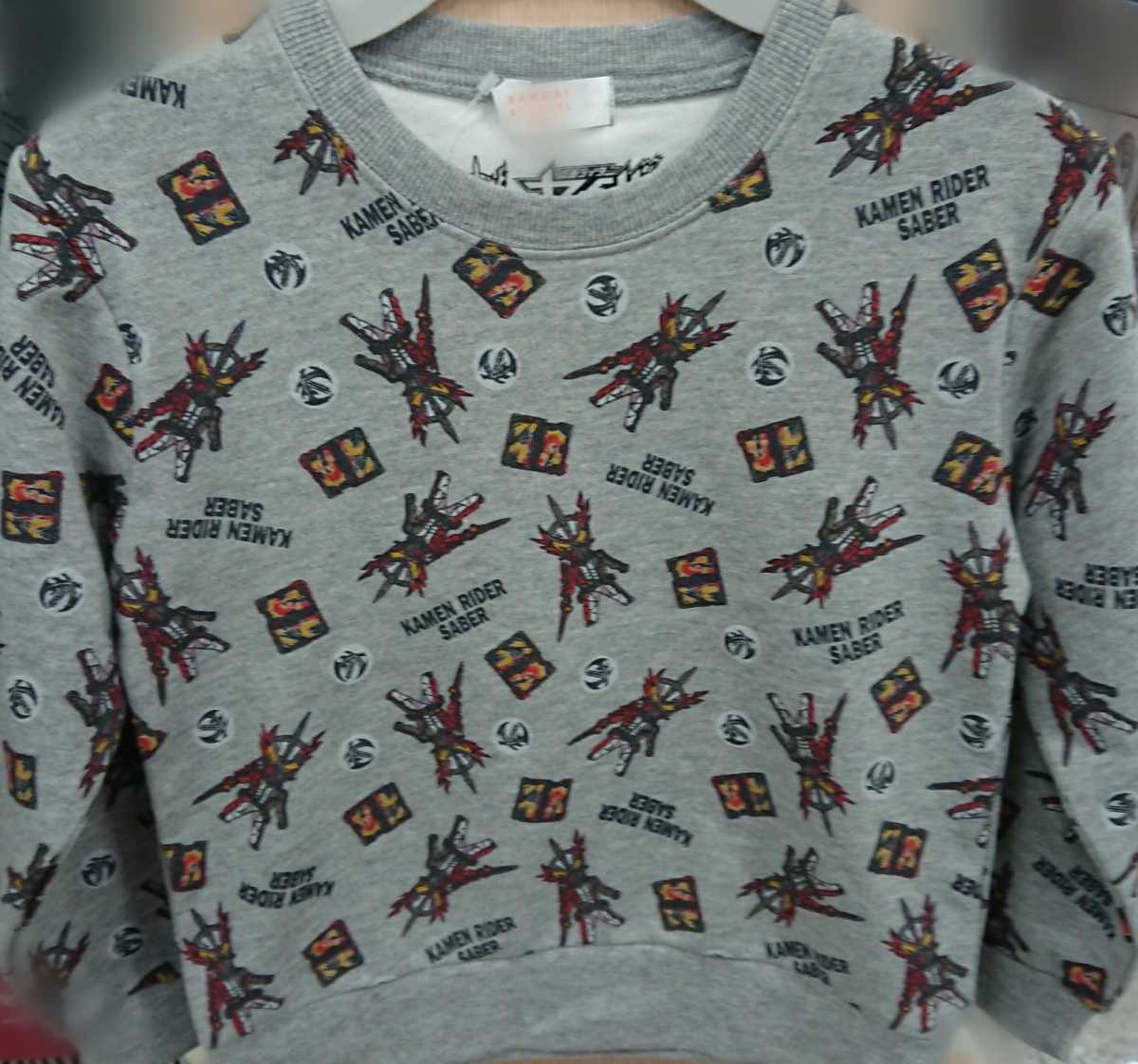 即決 仮面ライダーセイバー キッズ総柄トレーナー【120】新品タグ付き 聖刃拍卖
