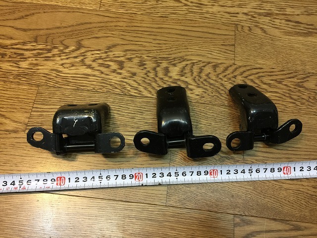 (60s012k)詳細不明 車部品 ドア ヒンジ 3点 金具 蝶番 部品パーツ取り ジャンク (北海道・沖縄・離島は発送不可)拍卖