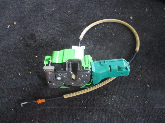 ★34A5268 アルファロメオミト/955AXR11 純正ドアロック右側 修理等に拍卖