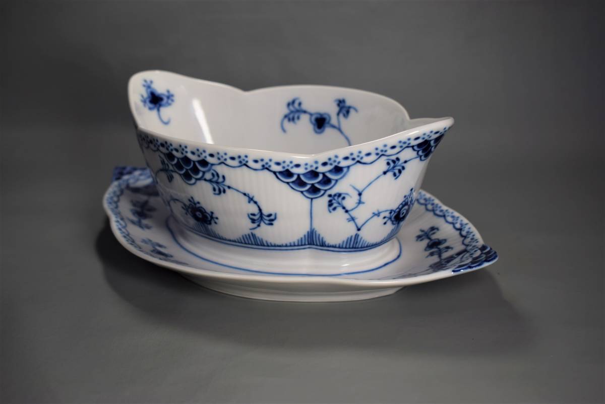 Denmark halflace Royal Copenhagen sauceboat tablewear ブルーフルーテッド ハーフレース ソースボート ロイヤルコペンハーゲン拍卖