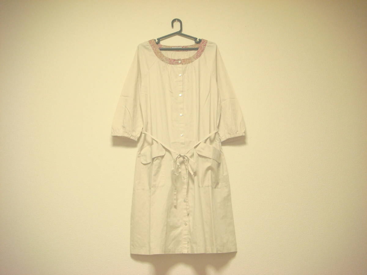 ニーム 花柄切り替え リボン付き ワンピース シェルボタン 生成り薄ベージュ拍卖