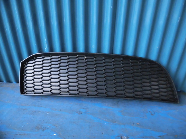 AM900 アウディ A3 8V リア トリム グリル 右 8V3807820B拍卖