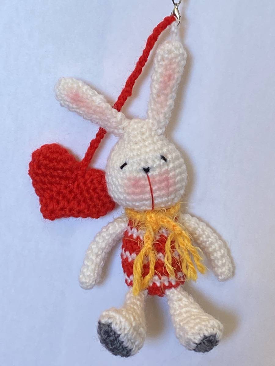 ハンドメイド 編みぐるみ あみぐるみ ハート付き ブサかわ うさぎちゃん1体 携帯ストラップ式拍卖