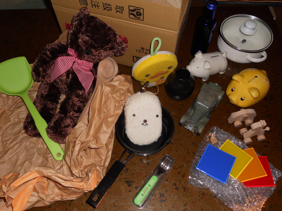 モチーフ 雑貨 セット ぬいぐるみ フライパン ガラスの置物 ぶたの貯金箱 クルマ 木のおもちゃ拍卖