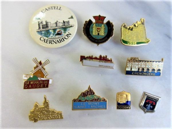 ピンバッチ10個 フランス MONTE SAINT-MICHEL/CARCASSONNE/CHENONCEAU/PROVENCE/CAERNARFON/USEE/notre-dame de la garde/AMBOISE/DAUDET拍卖