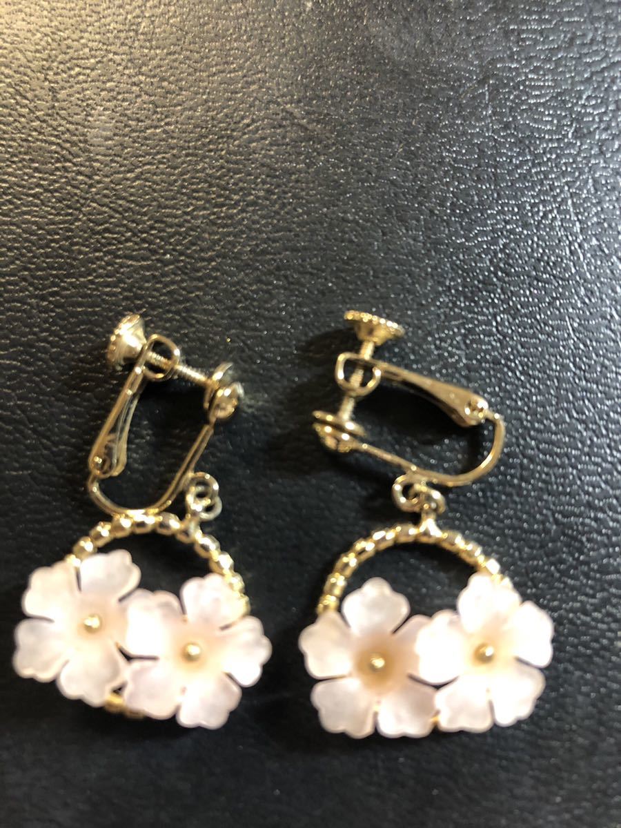 イヤリング ピンク お花 すりガラス ネジ付クリップ式 かわいいピンクのお花のイアリング アクセサリー拍卖