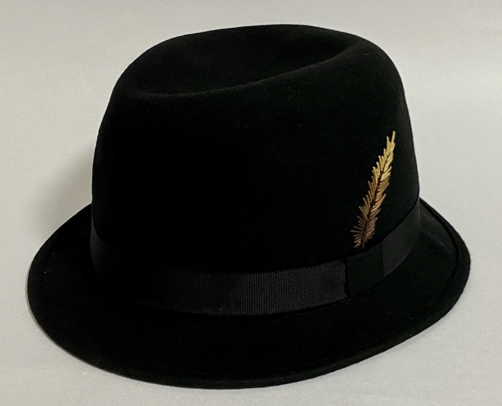 ☆rehacer レアセル 中折れハット フェルトハット 羽飾り刺繍 黒 ブラック 約59cm 黒 ブラック拍卖