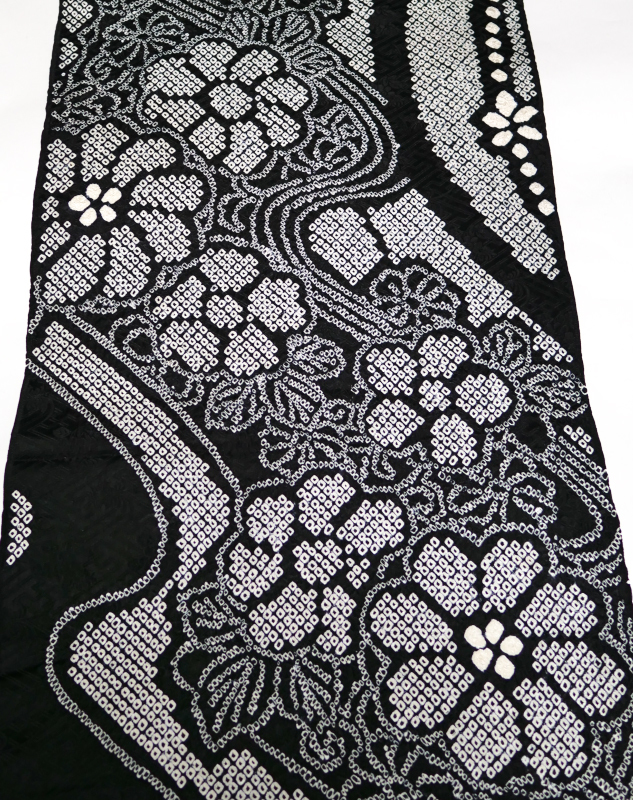 995-1番 新品 正絹 振袖用総絞り 両見頃部分端切れ 長さ約750㎝ 黒地に白抜きの流水に菊の模様 訳有拍卖