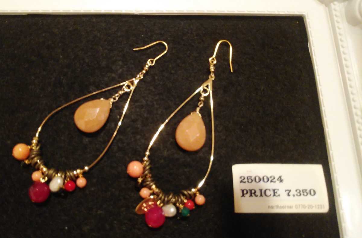 即決☆未使用☆揺れる♪定価7350円☆ノースコーナー ストーン&ビーズ 楕円フープ デザイン ピアス 拍卖