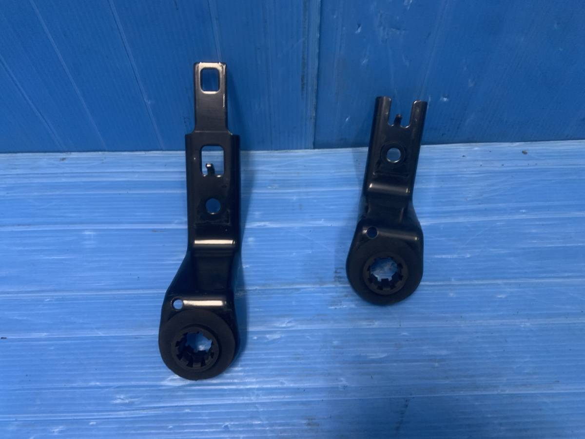 ・ DAA-ZVW30 プリウス 後期 ラジエーター ステー ブラケット 抑え T-1112拍卖