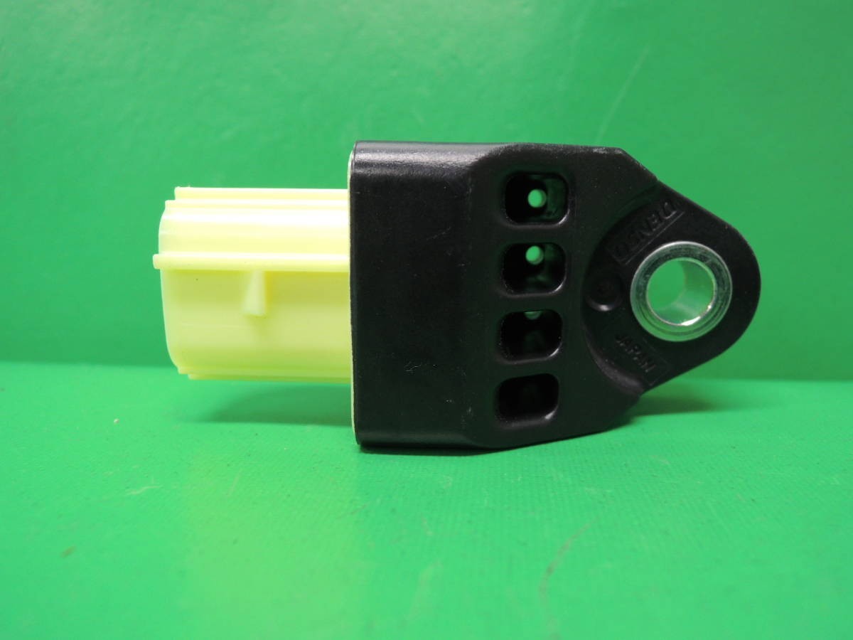 ・ ZVW30 プリウス G's 後期 エアバッグセンサー 89831-75020 AA T-1111 ①拍卖