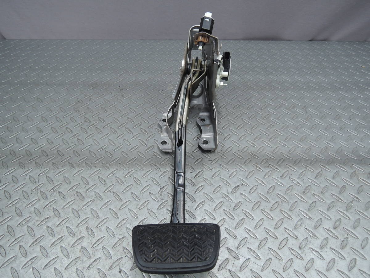 ・ DAA-ZVW30 プリウス 後期 純正 ブレーキペダル T-4156拍卖