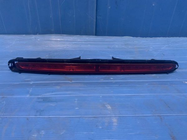 ・ DBA-211056C E350 メルセデスベンツ ハイマウントストップランプ レンズ LFD球なし MB-0239拍卖