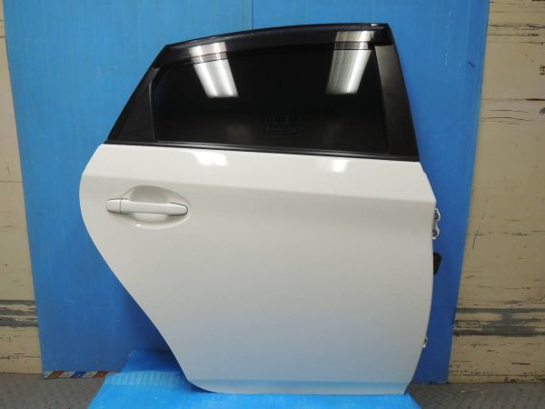 ・ DAA-ZVW30 プリウス S 後期 純正 右後 右リア RR ドアパネル 後部席 040 スピーカー・ガラス付 T-4156拍卖