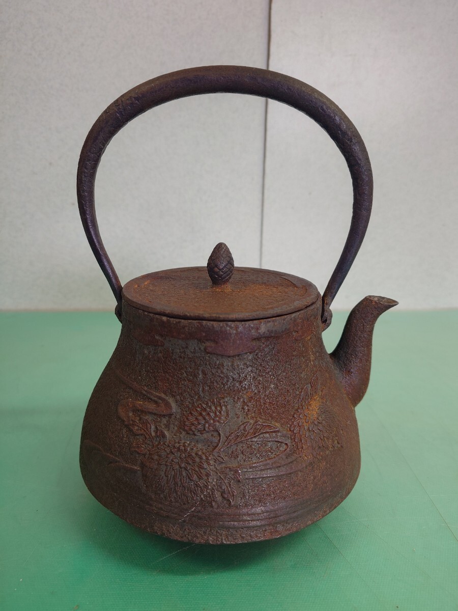 ● 骨董 時代物 年代物 三厳堂 南部鉄器 鉄瓶 1669g 菊 紋様 鉄鋳物 レトロ ヴィンテージ アンティーク 中古 ④拍卖